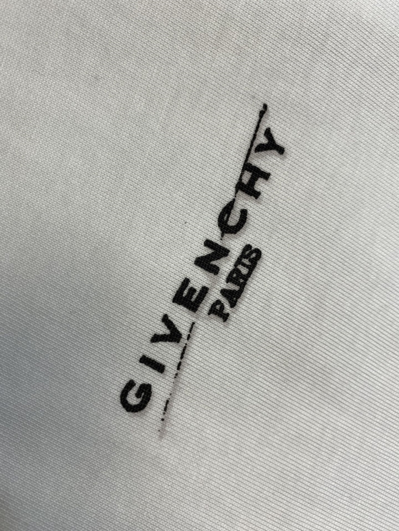 GIVENCHY